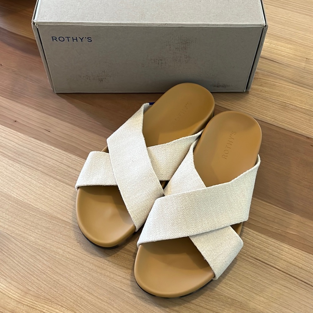 Brand new, never worn Rothy’s The Weekend Slide in Oat